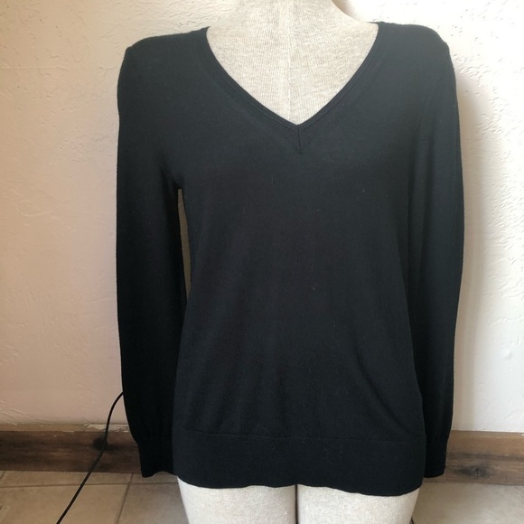 Banana Republic/ V-Neck / BLK. Sweater/ size M - Picture 5 of 10